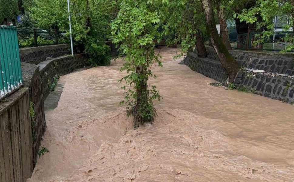Gaziantep'te fırtınada çatılar uçtu, dereler taştı