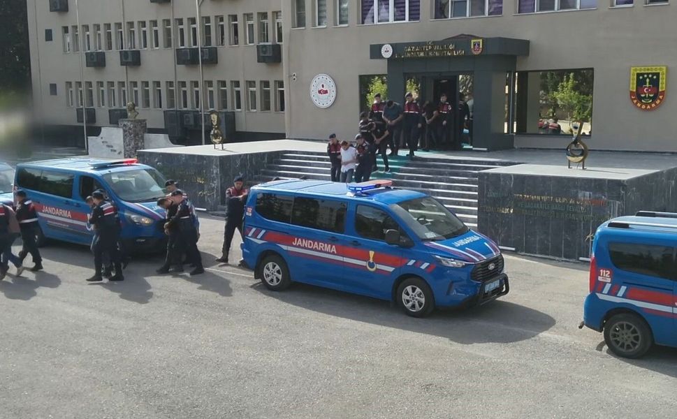Gaziantep'te göçmen kaçakçılığı organizatörlerine şafak operasyonu: 7 şahıs tutuklandı