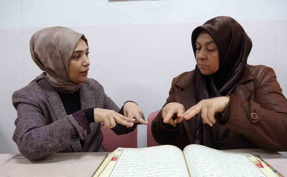 Gaziantep'te işitme engelli kadın Kur'an-ı Kerim'i işaret diliyle öğrendi