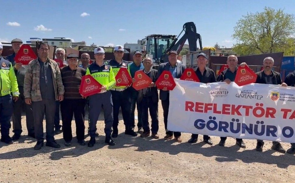 Gaziantep'te jandarma 200 traktör sürücüsüne eğitim vererek 400 reflektör dağıttı