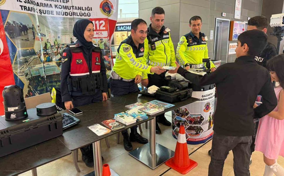 Gaziantep'te jandarma vatandaşları trafik kuralları hakkında bilgilendirdi