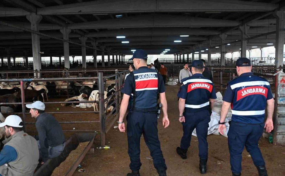 Gaziantep'te jandarmadan kurban pazarlarında dron destekli denetim