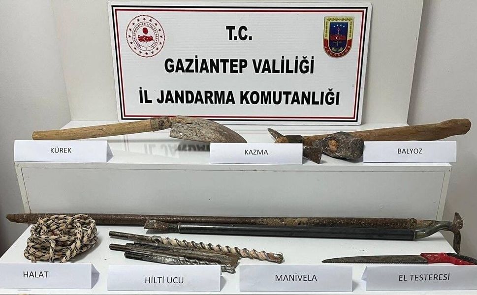 Gaziantep'te kaçak kazı yapan 2 şahsı jandarma yakaladı