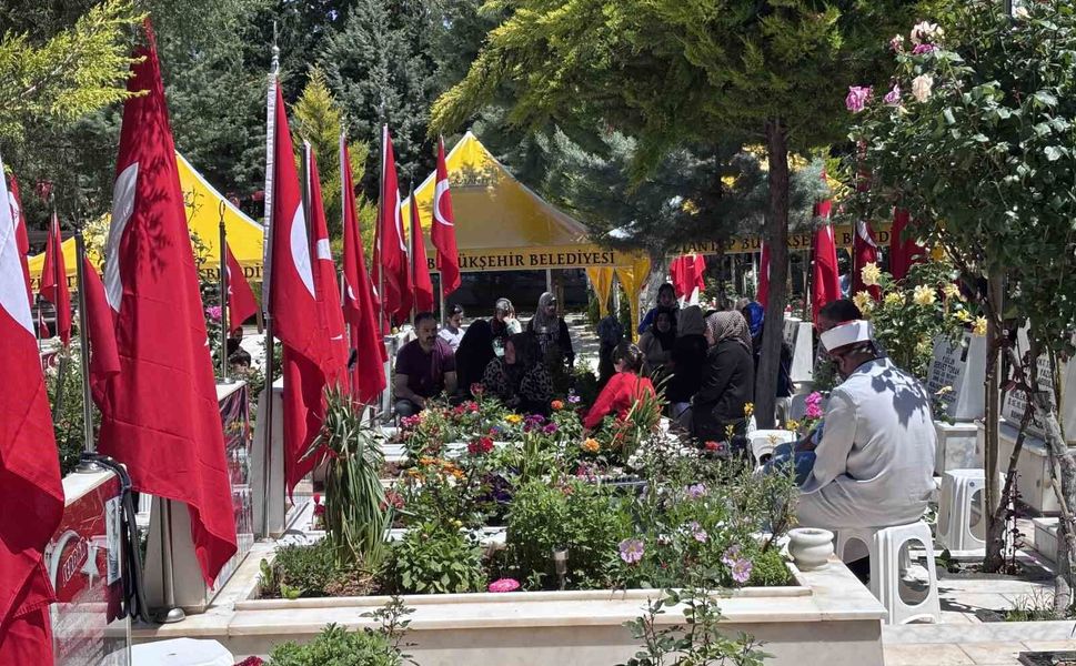 Gaziantep'te mezarlıklar ve şehitlikler Arefe günü doldu taştı