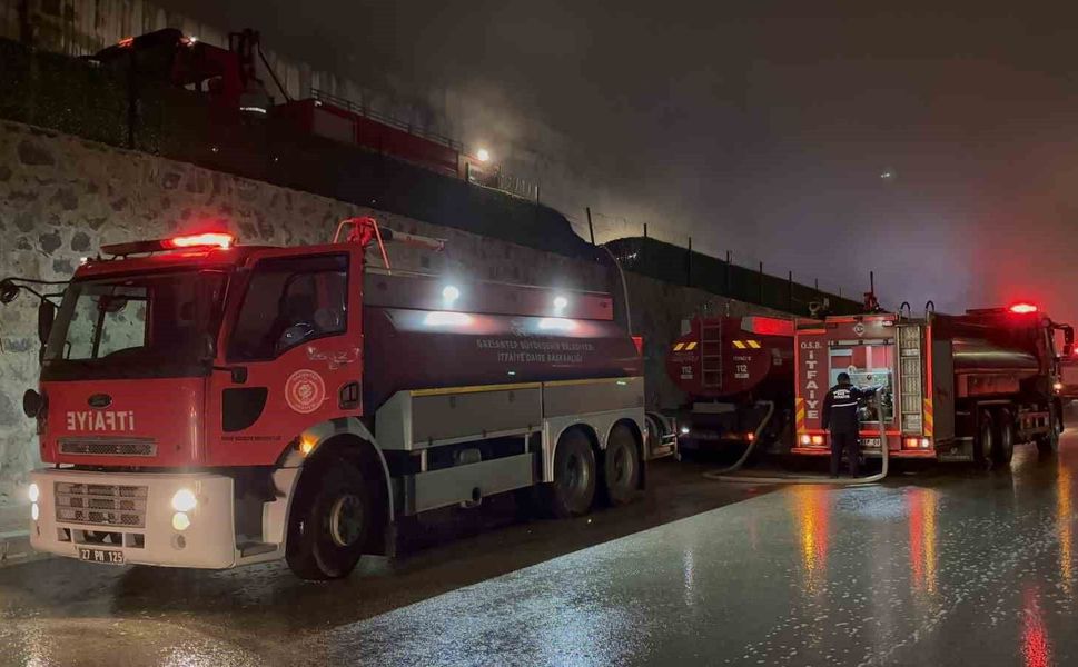Gaziantep'te mobilya fabrikası yangını kontrol altına alındı