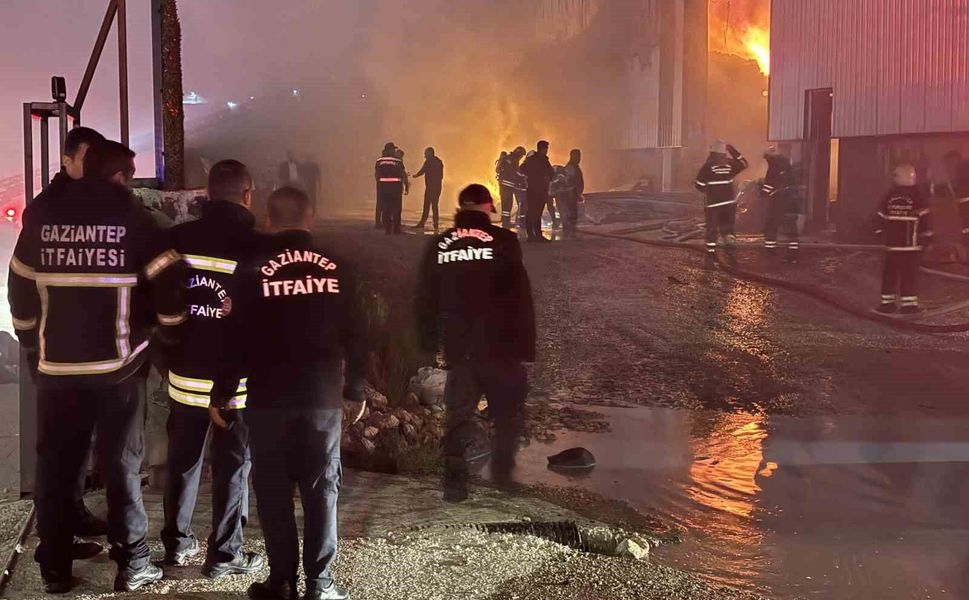 Gaziantep'te mobilya fabrikasında yangın