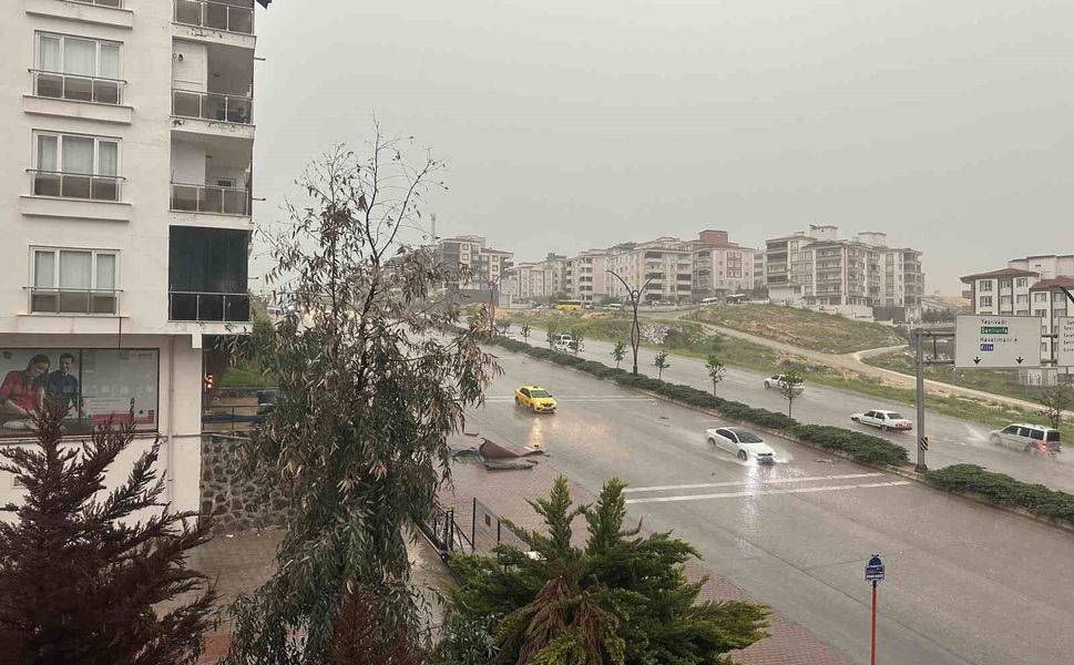 Gaziantep'te fırtına ve sağanak yağış sonrası okullar tatil edildi