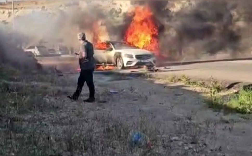 Gaziantep'te seyir halindeki lüks otomobil alev alev yandı