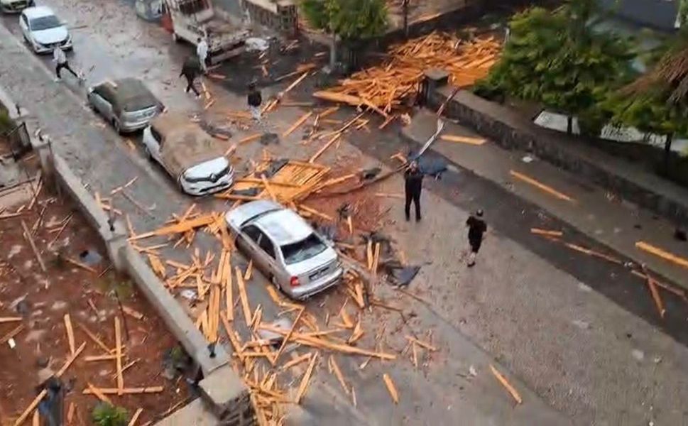 Gaziantep'te şiddetli yağış bir evin çatısını yıktı!