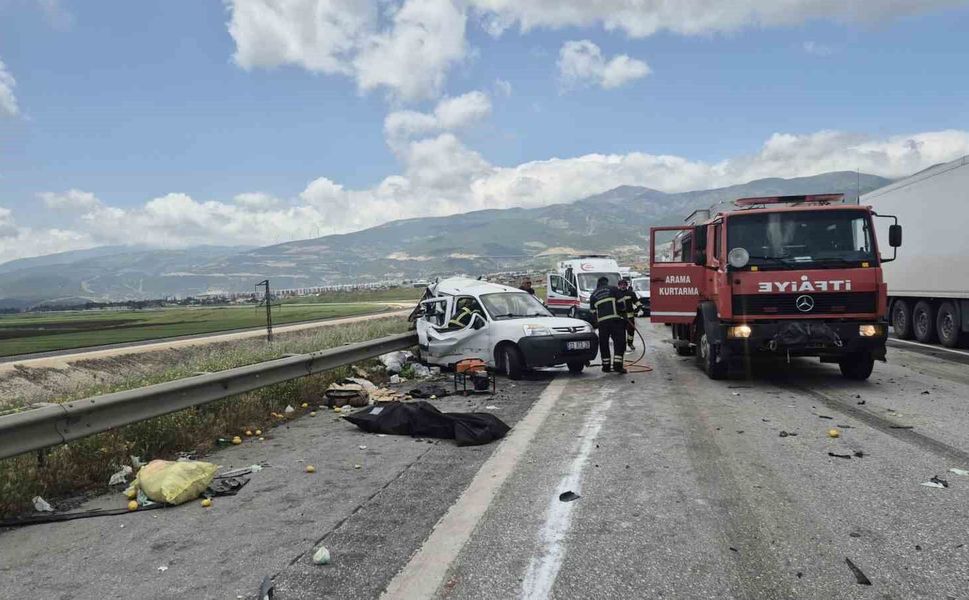 Gaziantep'te TAG Otoyolu'nda tır hafif ticari araca arkadan çarptı: 2 ölü, 2 yaralı