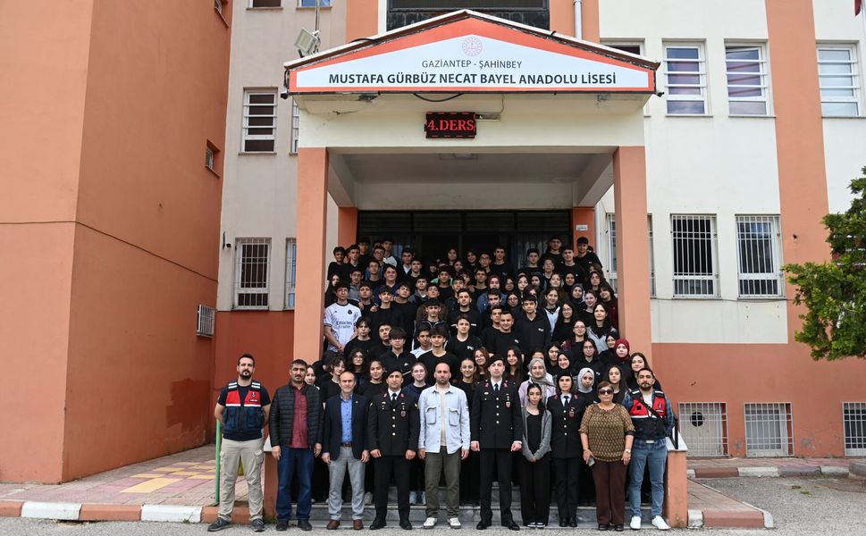 Gaziantep'te jandarma öğrencilere jandarma mesleğini tanıtmaya devam ediyor
