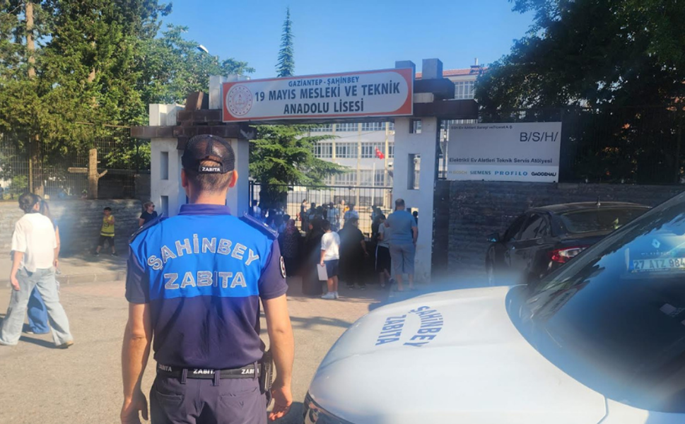 Şahinbey zabıta ekipleri LGS'de öğrencilerin yanında oldu