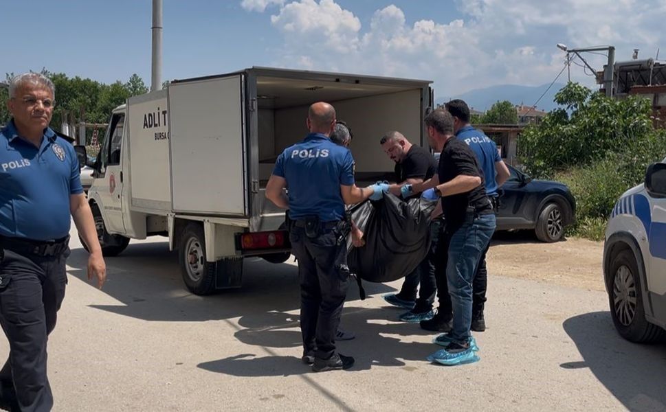 Korkunç cinayet... Eşini çocuğunun yanında defalarca bıçaklayarak öldürdü
