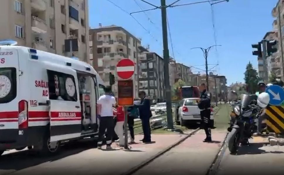 Gaziantep'te otomobil tramvay yoluna girdi!
