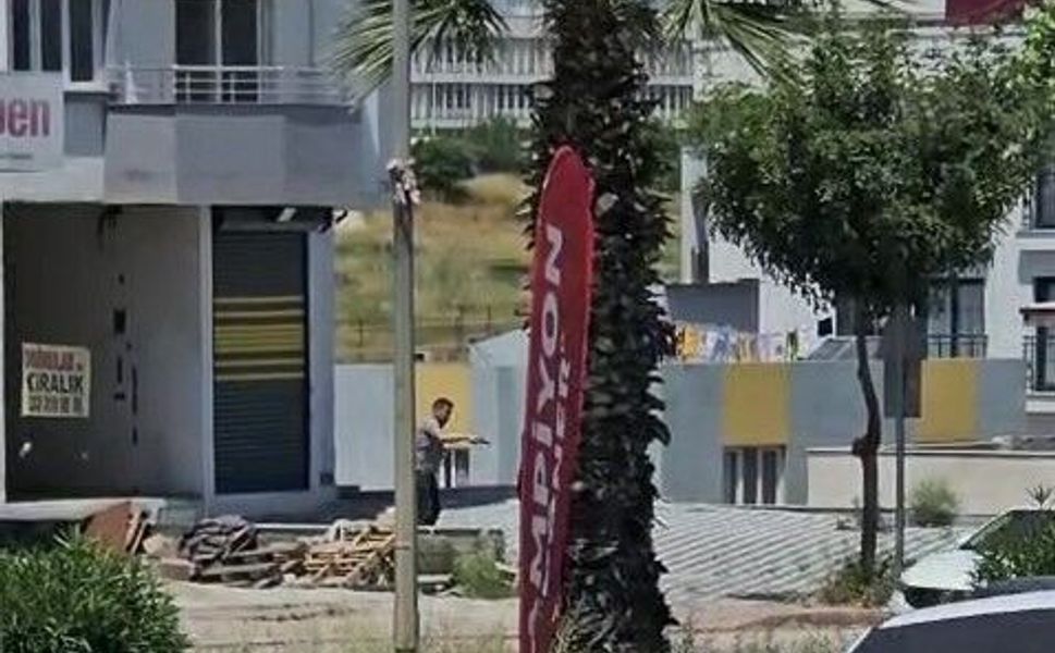Oğlunun bıçaklı saldırısına uğrayan emekli polis baba, oğlunu 15 kurşunla öldürdü