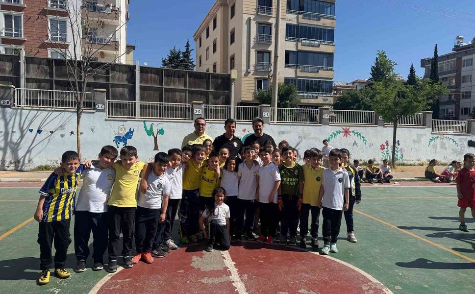Gaziantep Emniyet Müdürü Özcan miniklerle futbol oynadı