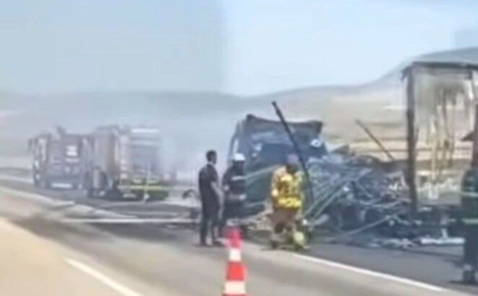 Gaziantep Otoyolu'nda seyir halindeki tır alev alev yandı