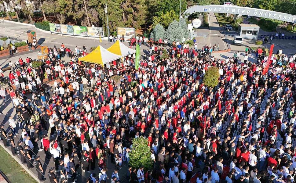 Gaziantepliler milli heyecanı üniversite meydanında yaşadı