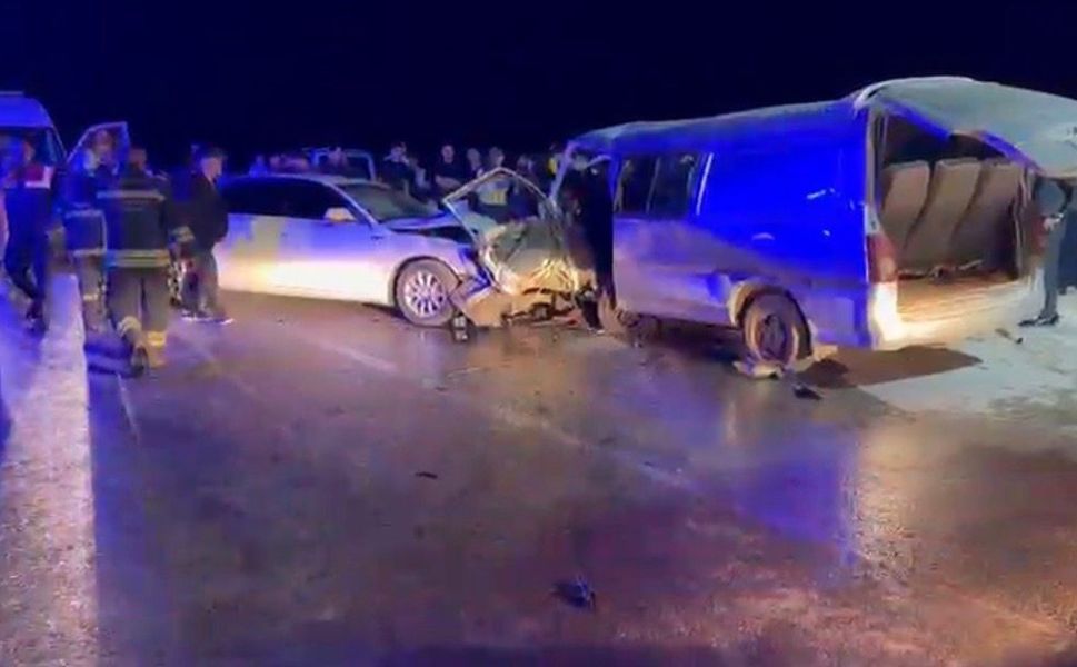 Gaziantep'te 2 araç kafa kafaya çarpıştı: 1 ölü, 12 yaralı
