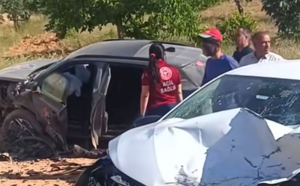 Gaziantep'te 2 otomobil çarpıştı: Yaralılar var...