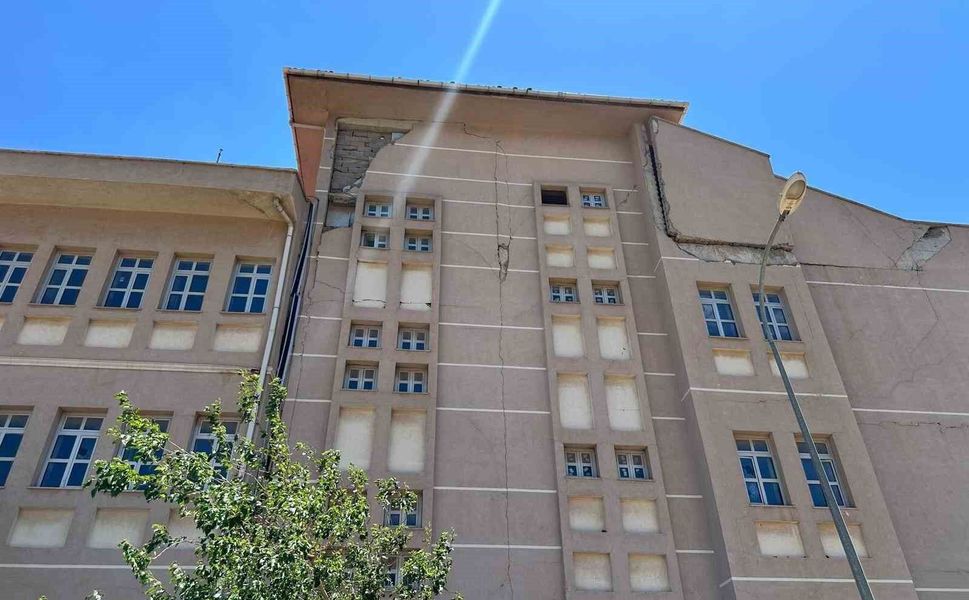 Gaziantep'te depremde ağır hasar alan okul tehlike saçıyor