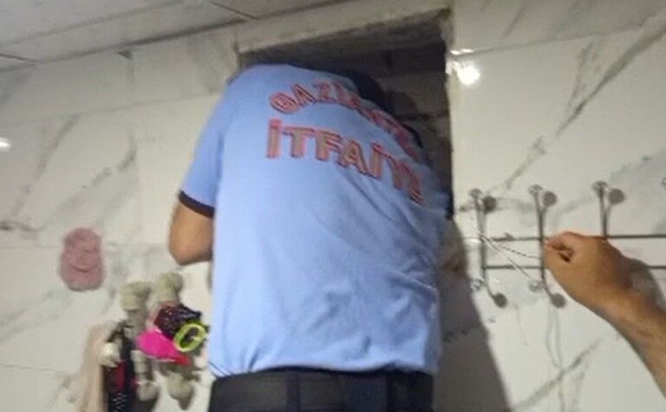 Gaziantep'te havalandırma boşluğunda mahsur kalan güvercini itfaiye kurtardı