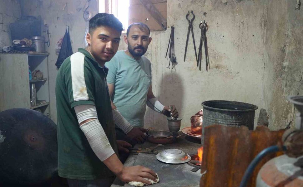 Gaziantep'te kalay ustalarının 100 dereceyi bulan sıcaklıklarda zorlu ekmek mücadelesi