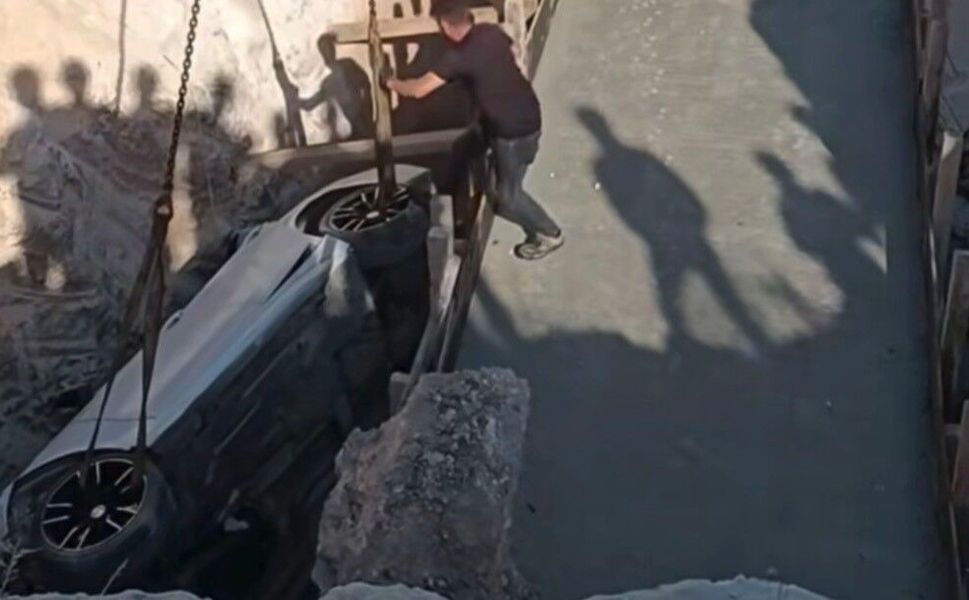 Gaziantep'te kontrolden çıkan lüks otomobil köprü inşaatı çukuruna düştü
