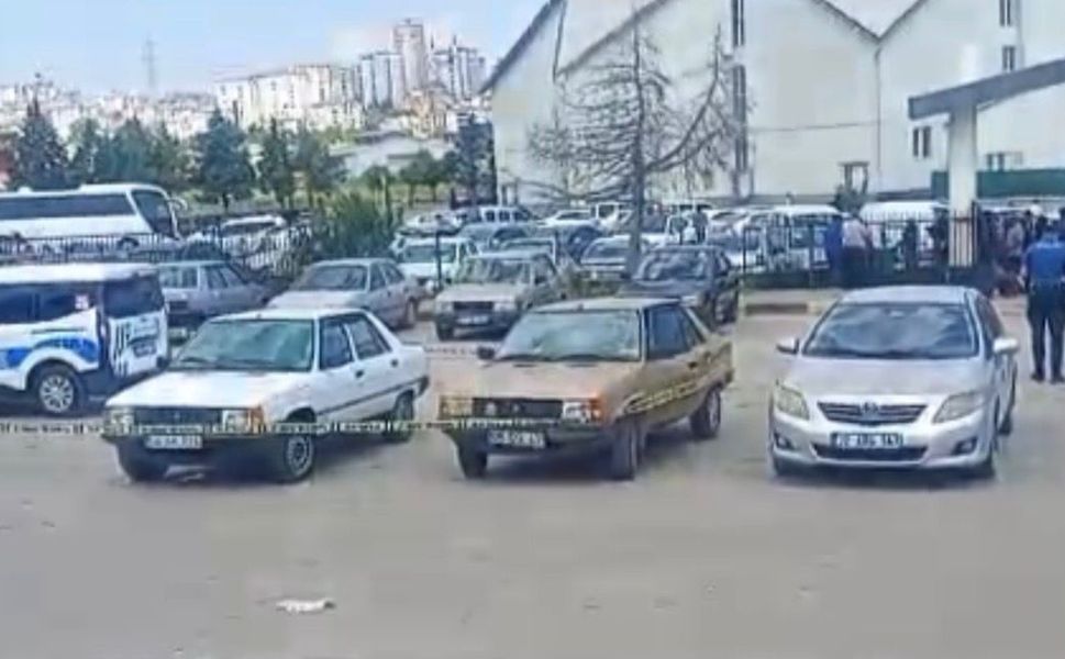 Gaziantep'te mezarlıkta silahlı çatışma: 2 kişinin yaralandığı panik anları kamerada