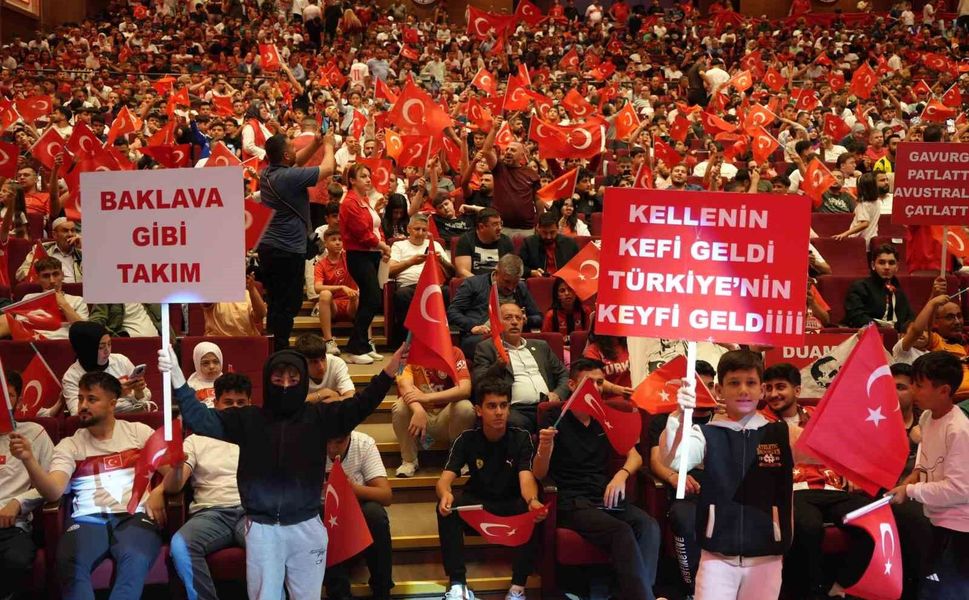 Gaziantep'te milli takıma dualarla destek olundu, dev ekranda maç heyecanı yaşandı