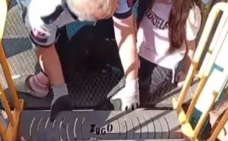 Gaziantep'te parkta ayağı sıkışan çocuğu itfaiye kurtardı