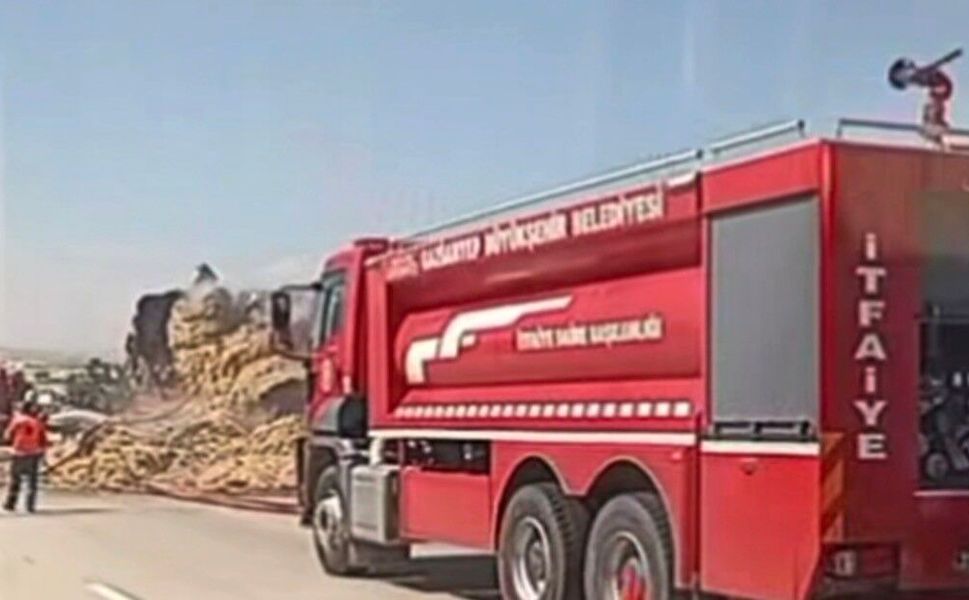 Gaziantep'te saman balyası yüklü tırda yangın