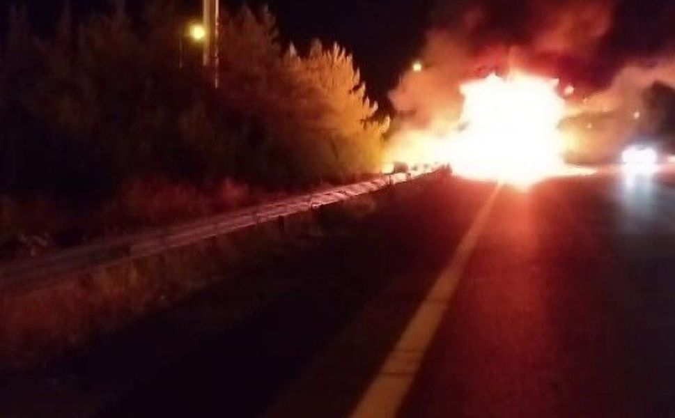 Gaziantep'te seyir halindeki tır alev alev yanarak kullanılamaz hale geldi