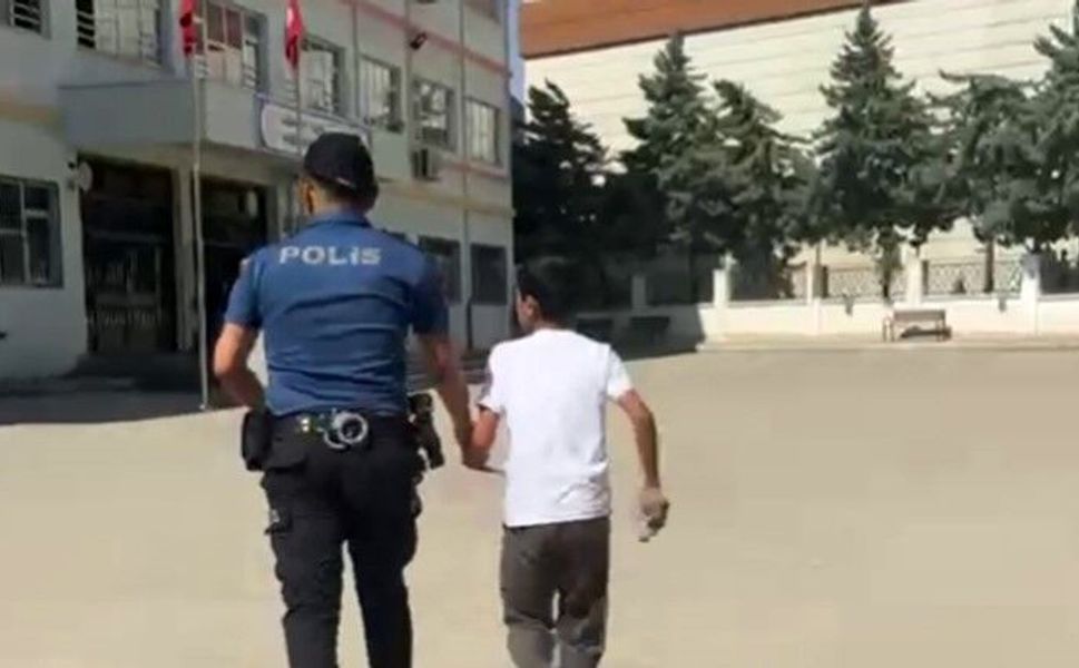 Gaziantep'te sınava geç kalan ve belgesini unutan öğrencilerin yardımına polis yetişti