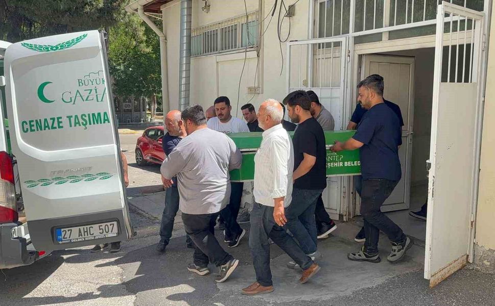 Gaziantep'te sınava giderken geçirdiği kaza sonrası hayatını kaybeden gencin cenazesi ailesine teslim edildi