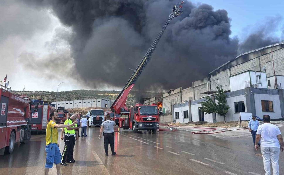 Gaziantep'te tekstil fabrikasında yangın: Ekiplerin müdahalesi sürüyor