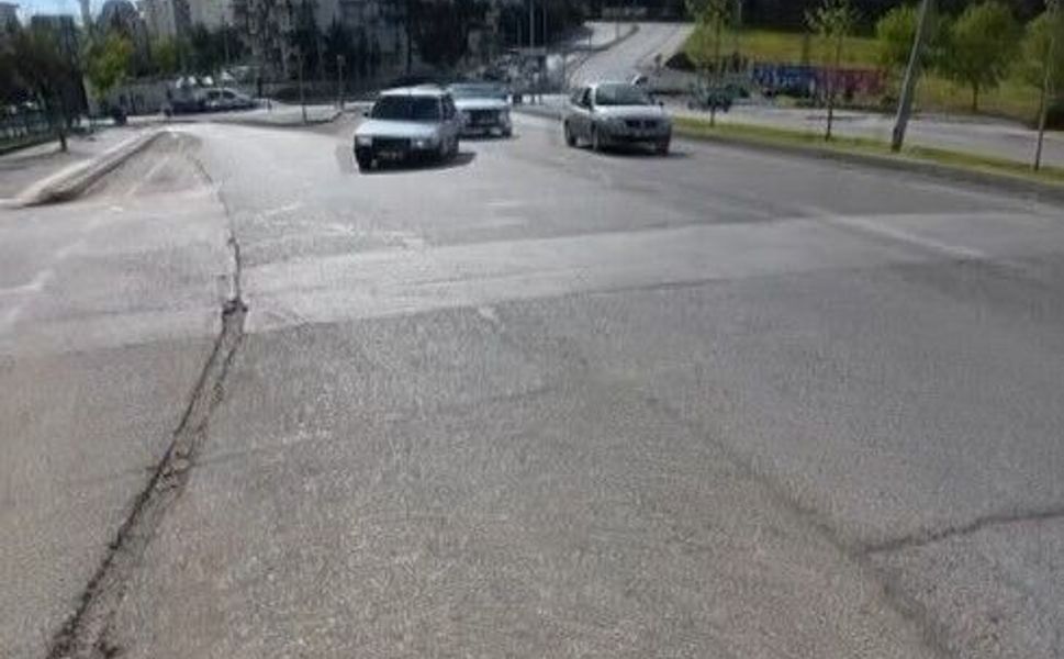 Gaziantep'te trafikte ilginç görüntü: Seyir halindeki otomobilin lastiği yerinden çıktı