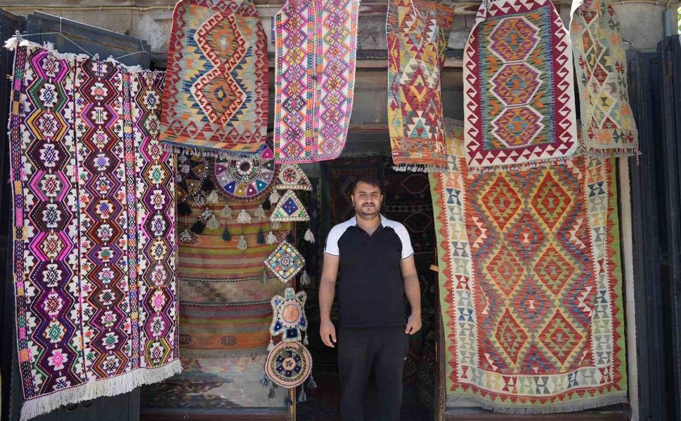 Gaziantep'te yörük köylerinden topladığı halı ve kilimleri satarak geçmişi geleceğe taşıyor