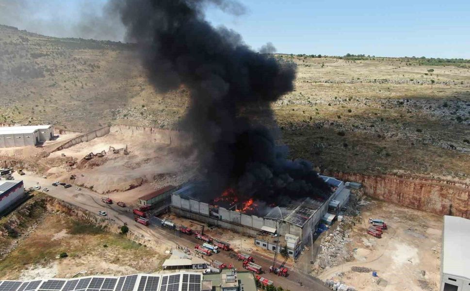 Gaziantep'teki fabrika yangını dron ile görüntülendi