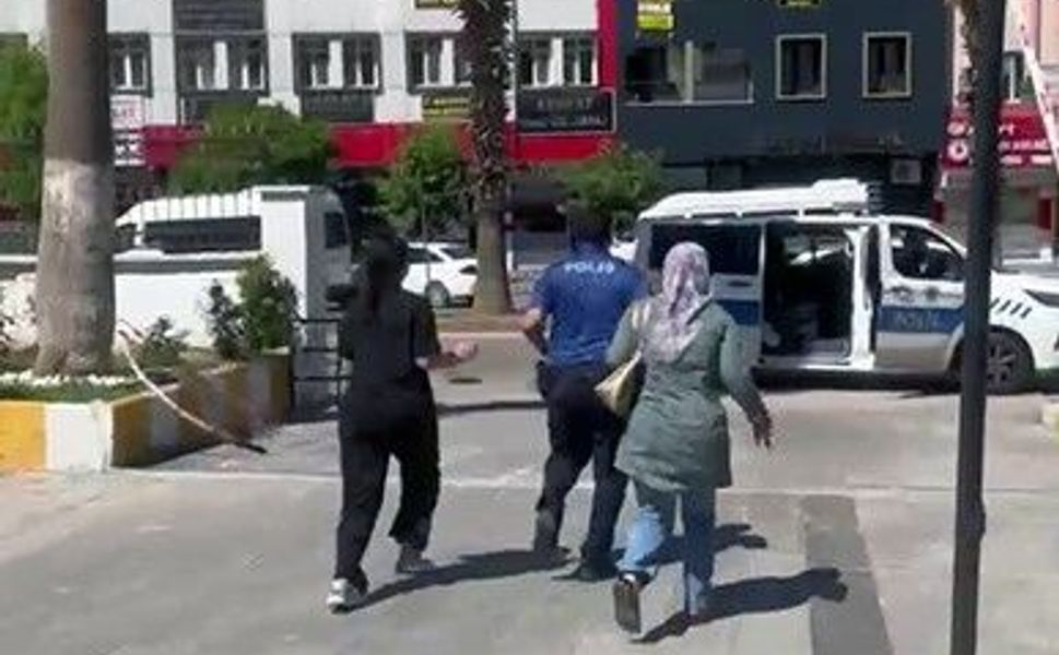 Gaziantep'te sınav heyecanı! Kimliğini unutan öğrenciye polis yardım etti