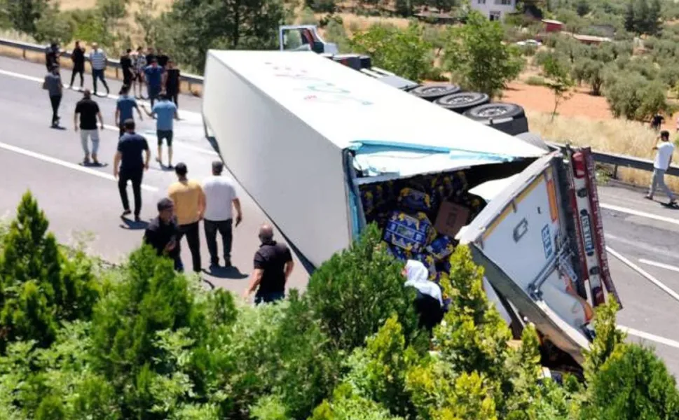 Gaziantep'te muz yüklü tır devrildi: Sürücü yaralandı