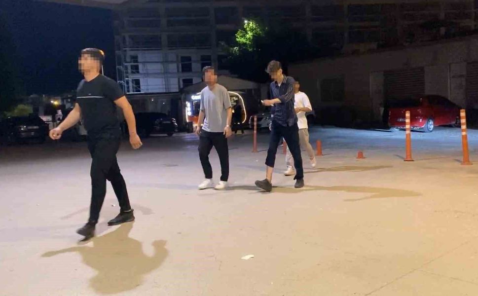 Parktaki gençlere pompalı tüfekle saldırdı: 10 yaralı