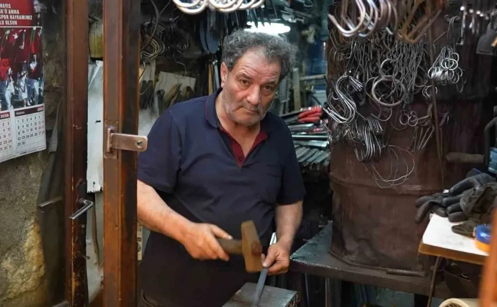 Gaziantep’te demir ustalarının zorlu yaz mesaisi devam ediyor