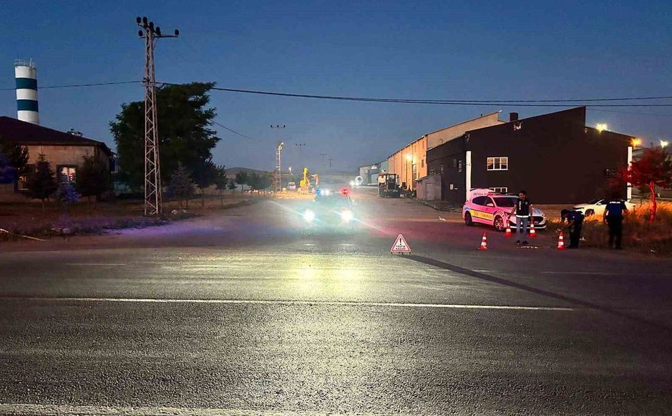 Kaza sonrası olay yerinden kaçmak isteyen şahıs, minibüsü vatandaşların ve polisin üzerine sürdü: 1 ölü, 1'i polis 2 yaralı