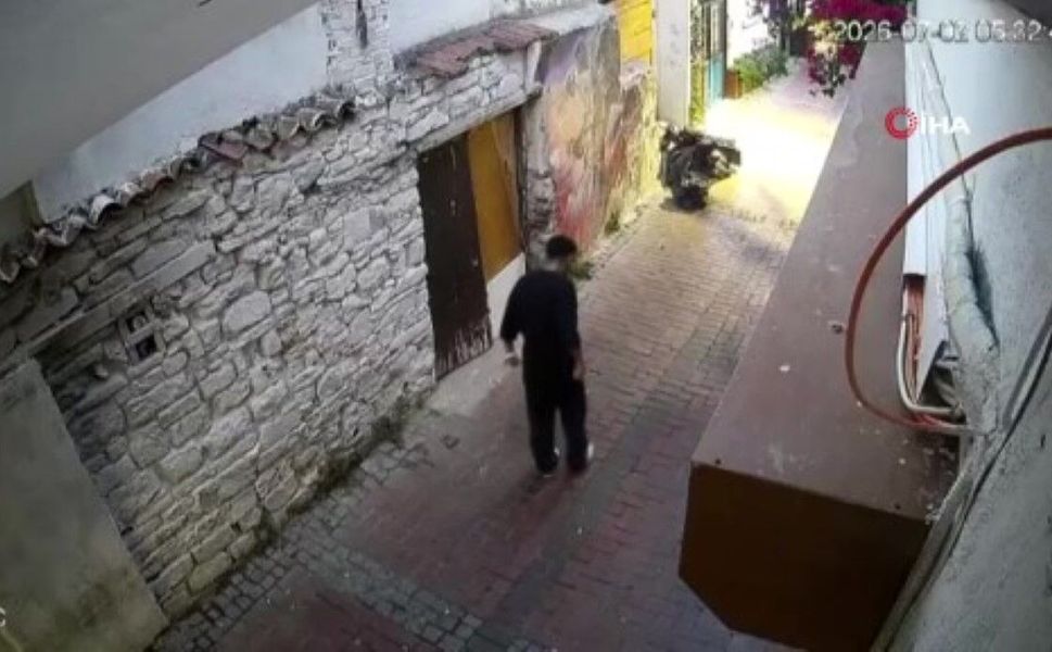 Silahla vurdukları adamı darbederek öldürdüler: Cinayet anı kamerada