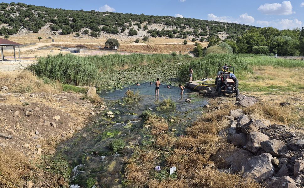 Gaziantep'te sıcaktan bunalanlar su kanallarına koştu