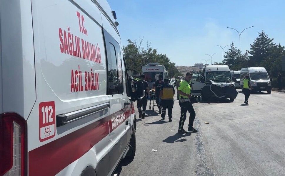 Gaziantep'te işçi servisi tıra arkadan çarptı! Çok sayıda yaralı var...