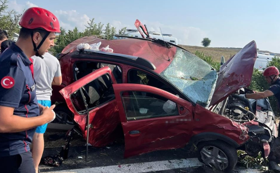 TAG Otoyolu'nda otomobil bariyerlere çarptı: 1'i çocuk 5 yaralı