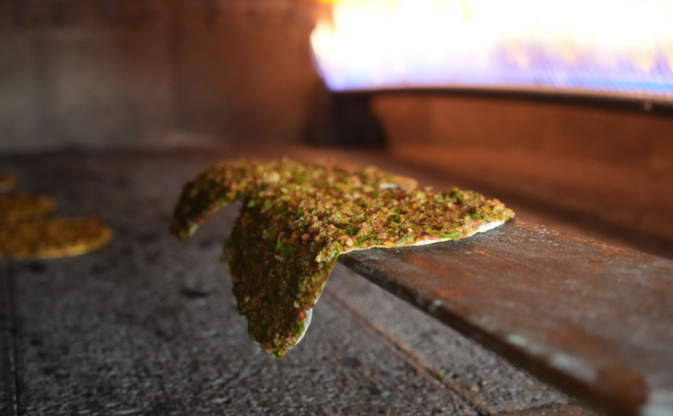 Gaziantep'te kavurucu sıcaklarda ocak başında 800 lahmacun pişiriyor