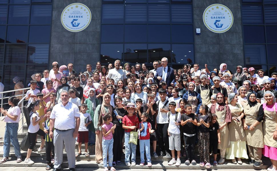Fatma Şahin, Gaziantep Büyükşehir Belediyesi yaz okullarını ziyaret etti